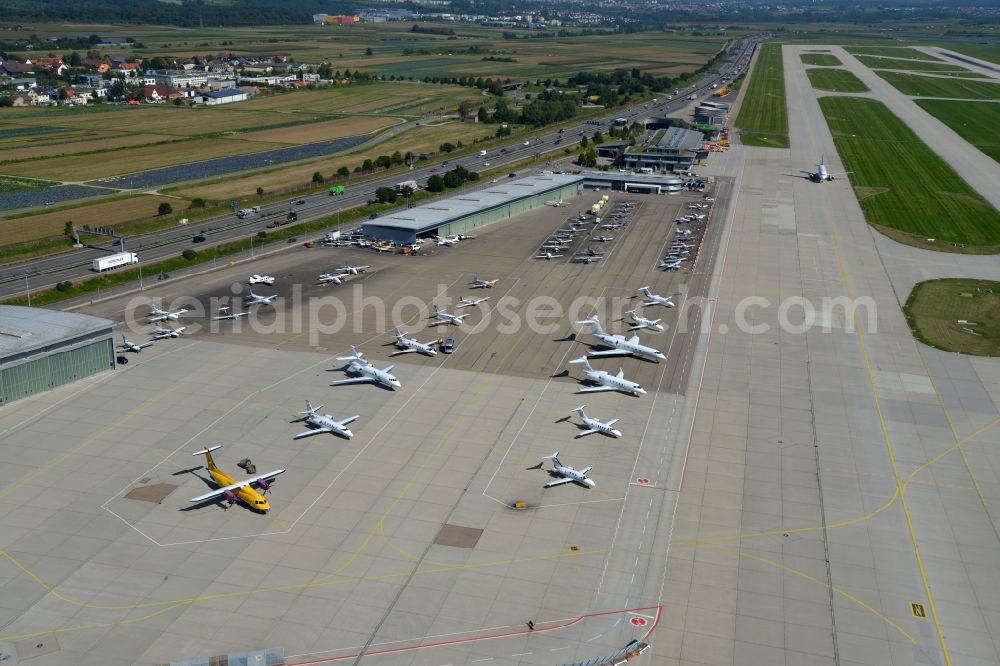 Aerial photograph Stuttgart - Runway with hangar taxiways and terminals on the grounds of the airport on the apron and the area of the General Aviation GAT in Stuttgart in the state Baden-Wuerttemberg