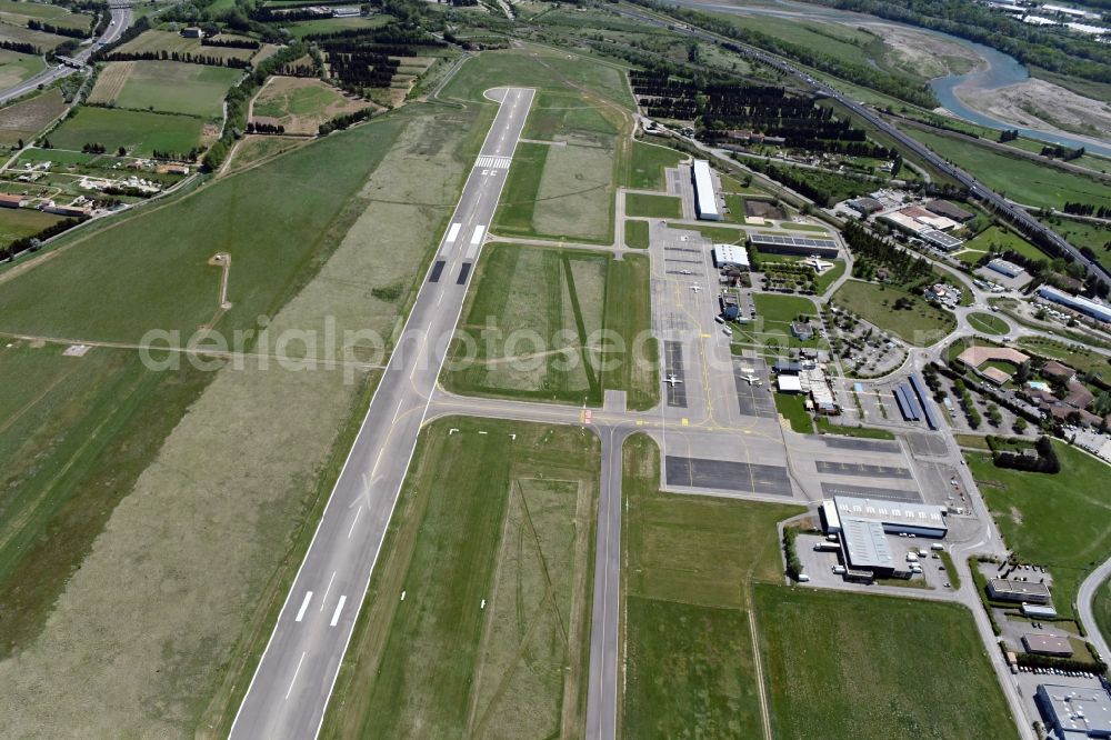 Aerial photograph Avignon - Runway with hangar taxiways and terminals on the grounds of the airport in Avignon in Provence-Alpes-Cote d'Azur, France