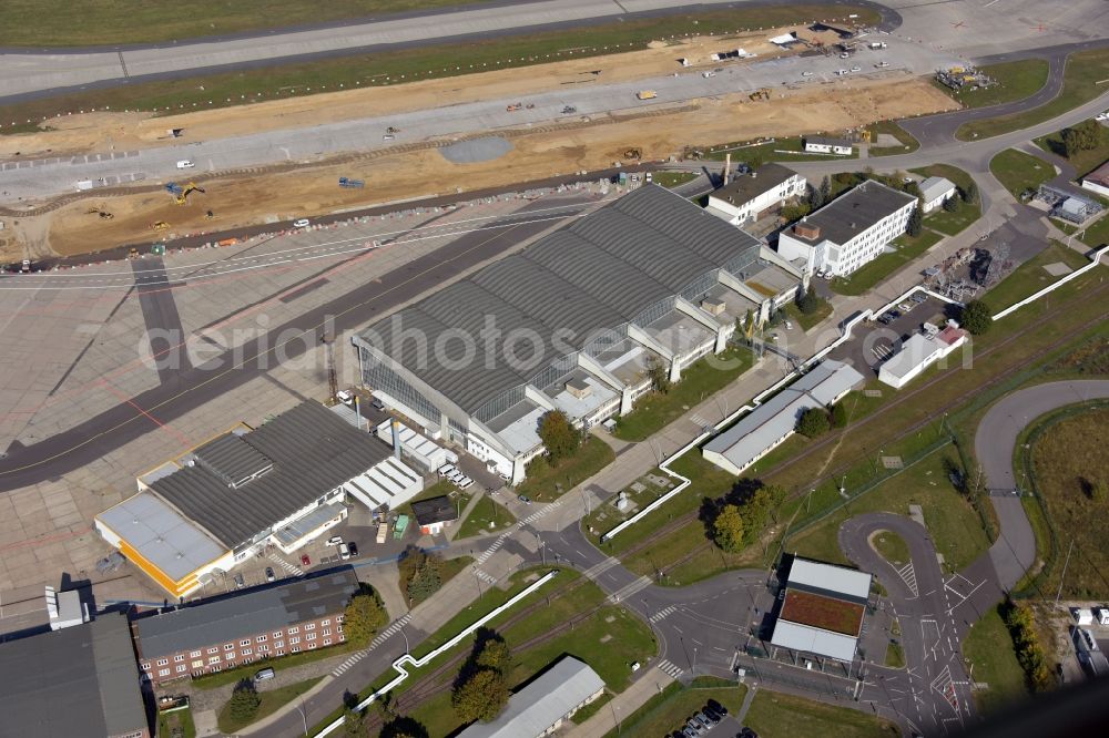 Schönefeld from the bird's eye view: Runway with hangar taxiways on the grounds of the airport BER in Schoenefeld in the state Brandenburg, Germany