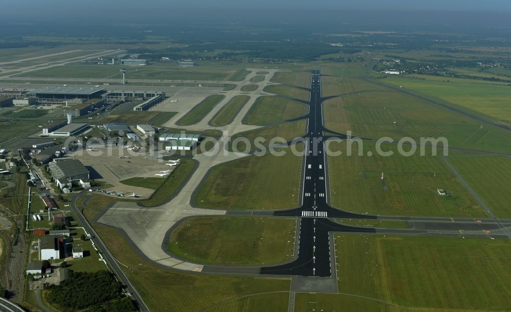 Aerial photograph Schönefeld - Runway with hangar taxiways and terminals on the grounds of the airport BER International in Schoenefeld in the state Brandenburg