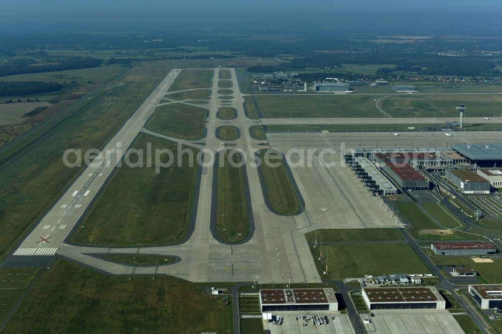 Schönefeld from the bird's eye view: Runway with hangar taxiways and terminals on the grounds of the airport BER International in Schoenefeld in the state Brandenburg