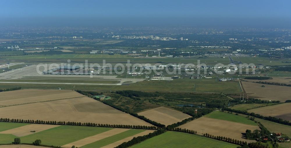 Aerial photograph Schönefeld - Runway with hangar taxiways and terminals on the grounds of the airport BER International in Schoenefeld in the state Brandenburg