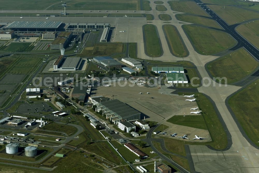 Schönefeld from the bird's eye view: Runway with hangar taxiways and terminals on the grounds of the airport BER International in Schoenefeld in the state Brandenburg