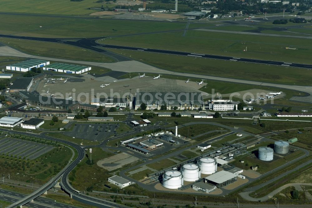 Aerial image Schönefeld - Runway with hangar taxiways and terminals on the grounds of the airport BER International in Schoenefeld in the state Brandenburg