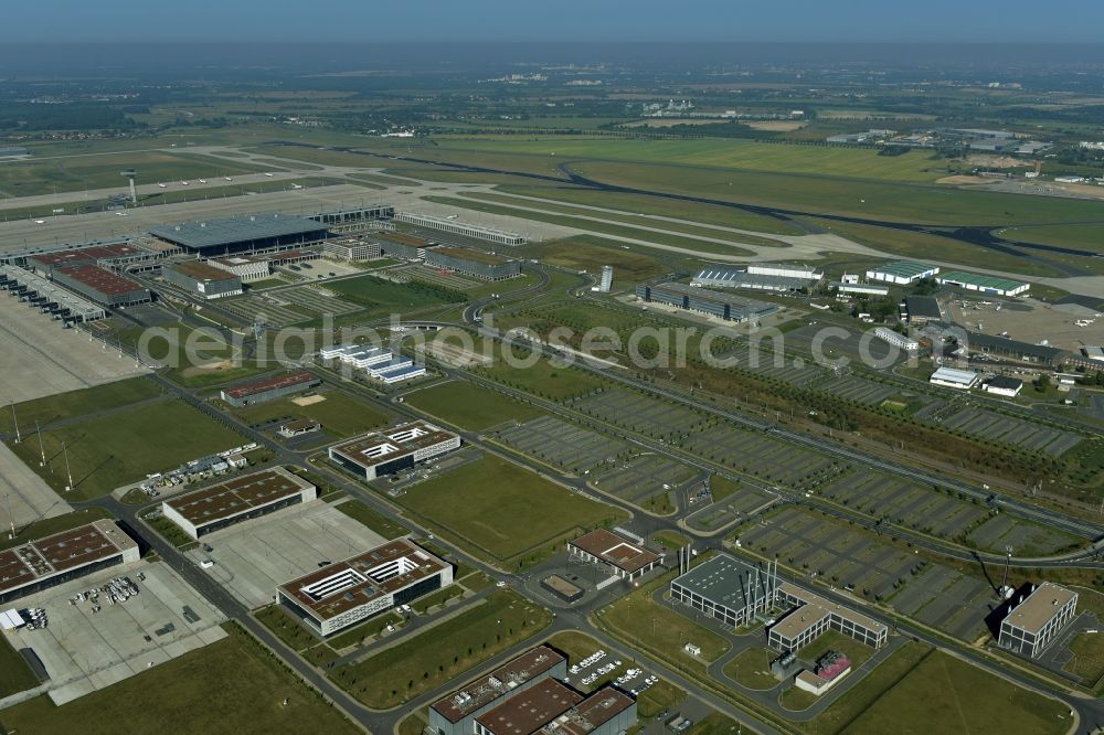 Aerial photograph Schönefeld - Runway with hangar taxiways and terminals on the grounds of the airport BER International in Schoenefeld in the state Brandenburg