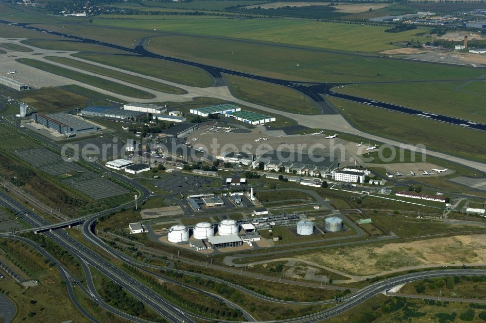 Schönefeld from the bird's eye view: Runway with hangar taxiways and terminals on the grounds of the airport BER International in Schoenefeld in the state Brandenburg