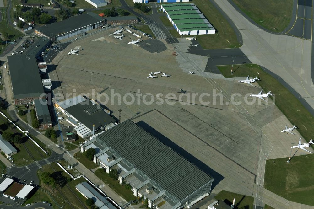 Schönefeld from the bird's eye view: Runway with hangar taxiways and terminals on the grounds of the airport BER International in Schoenefeld in the state Brandenburg