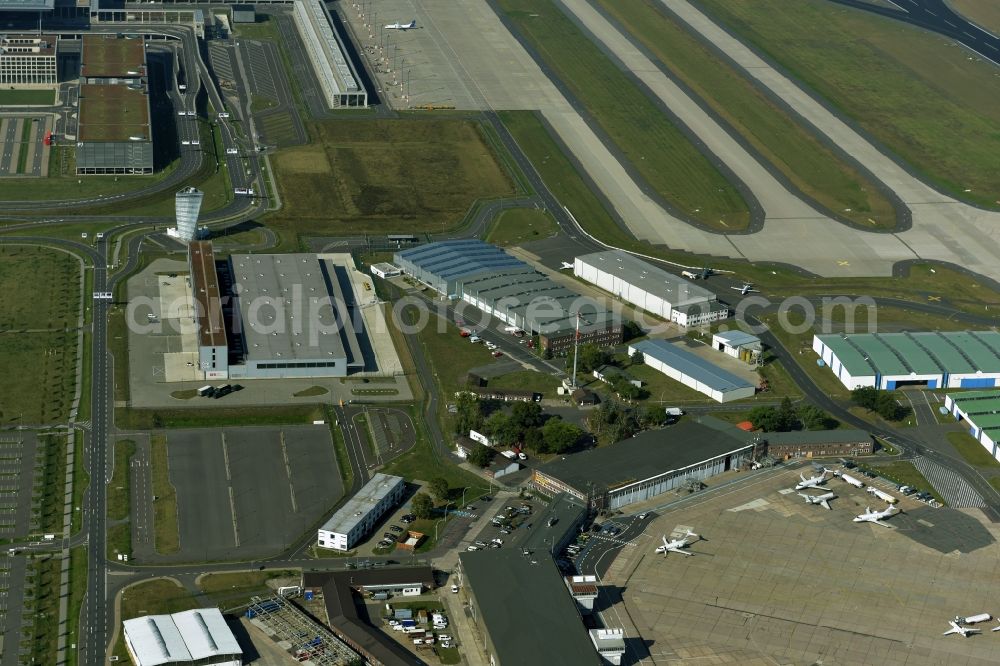 Aerial image Schönefeld - Runway with hangar taxiways and terminals on the grounds of the airport BER International in Schoenefeld in the state Brandenburg