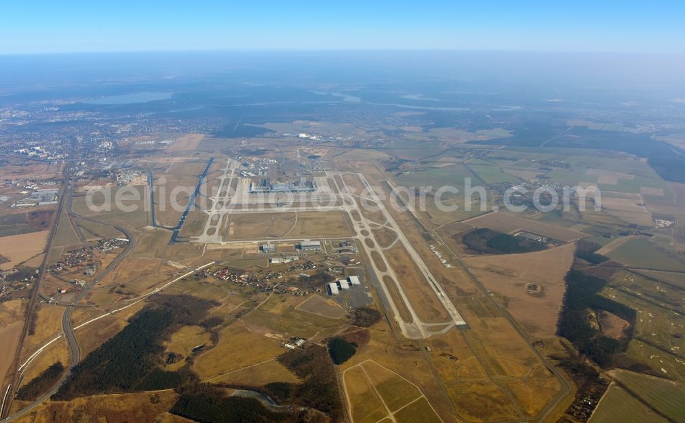 Aerial image Schönefeld - Runway with hangar taxiways and terminals on the grounds of the airport BER International in Schoenefeld in the state Brandenburg, Germany