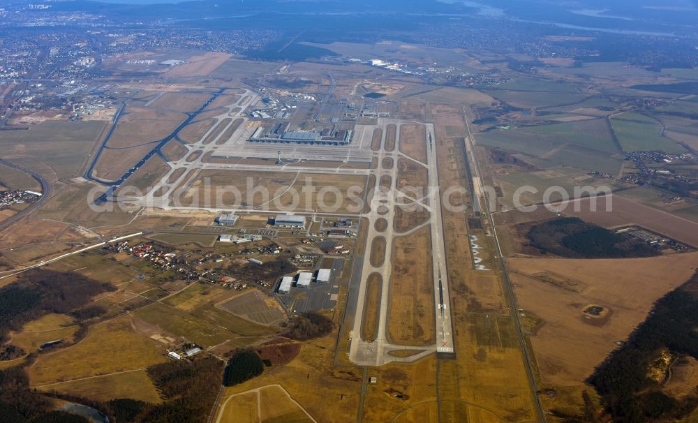 Aerial image Schönefeld - Runway with hangar taxiways and terminals on the grounds of the airport BER International in Schoenefeld in the state Brandenburg, Germany