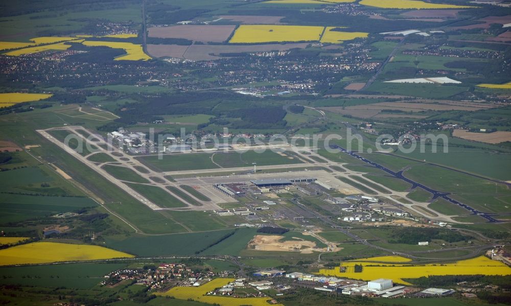 Aerial photograph Schönefeld - Runway with hangar taxiways and terminals on the grounds of the airport BER International in Schoenefeld in the state Brandenburg, Germany