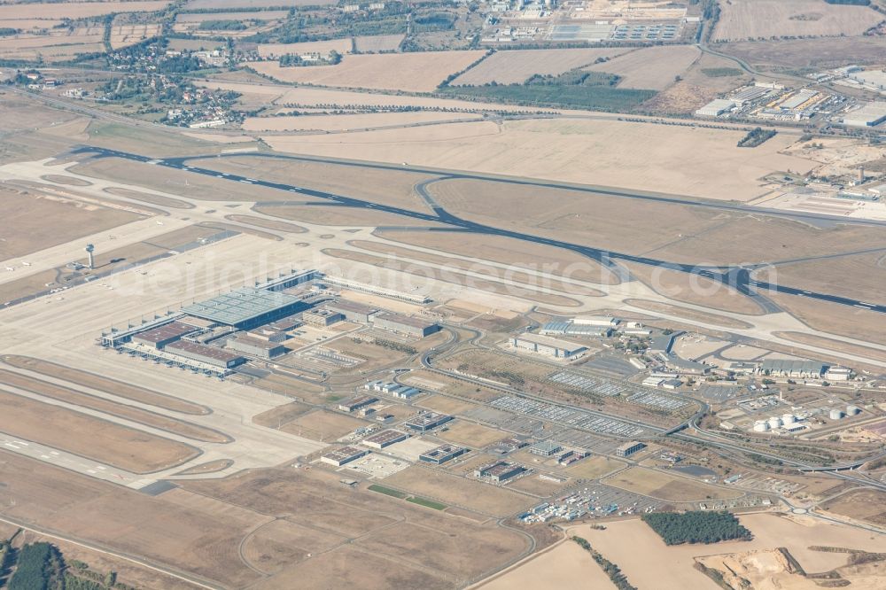 Schönefeld from the bird's eye view: Runway with hangar taxiways and terminals on the grounds of the airport BER International in Schoenefeld in the state Brandenburg, Germany