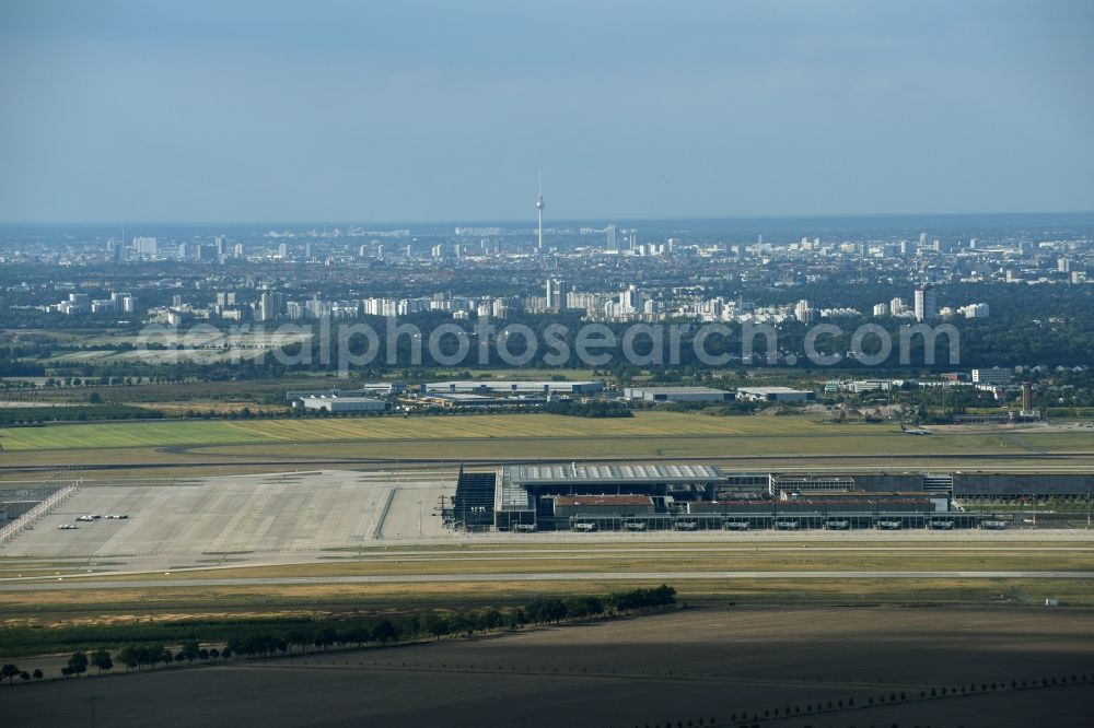 Aerial photograph Schönefeld - Runway with hangar taxiways and terminals on the grounds of the airport BER in Schoenefeld in the state Brandenburg