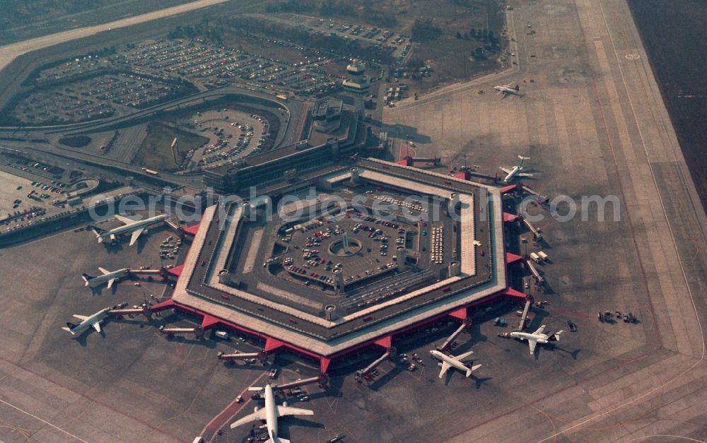 Aerial photograph Berlin - Runways with trolley hangar and terminals on the premises of the airport Berlin-Tegel Otto Lilienthal in Berlin