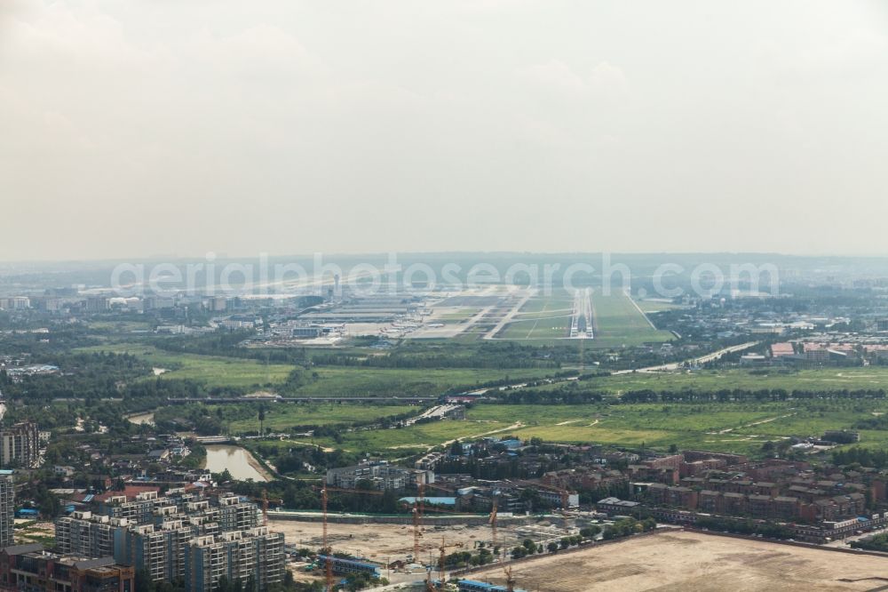 Chengdu Shi from the bird's eye view: Runway with hangar taxiways and terminals on the grounds of the airport Chengdu-Shuangliu in Chengdu Shi in Sichuan Sheng, China