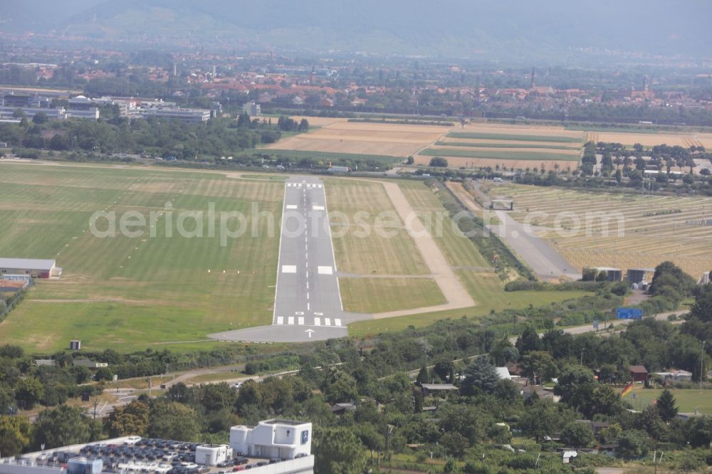 Aerial photograph Mannheim - Runway with hangar taxiways and terminals on the grounds of the airport City Airport Mannheim (MHG) in Mannheim in the state Baden-Wuerttemberg