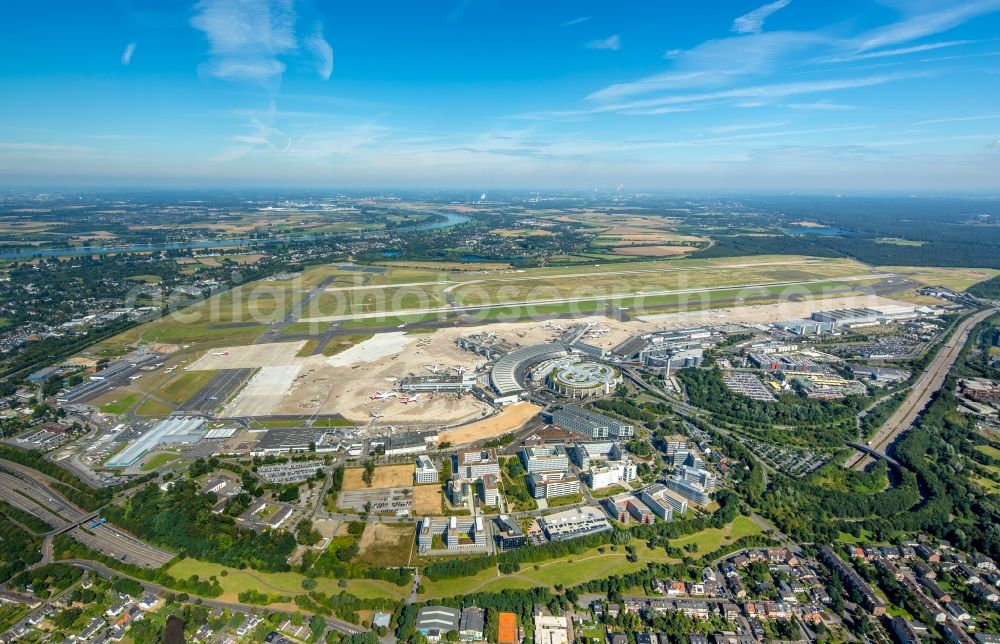 Aerial image Düsseldorf - Grounds of the airport - City in Dusseldorf in the federal state North Rhine-Westphalia