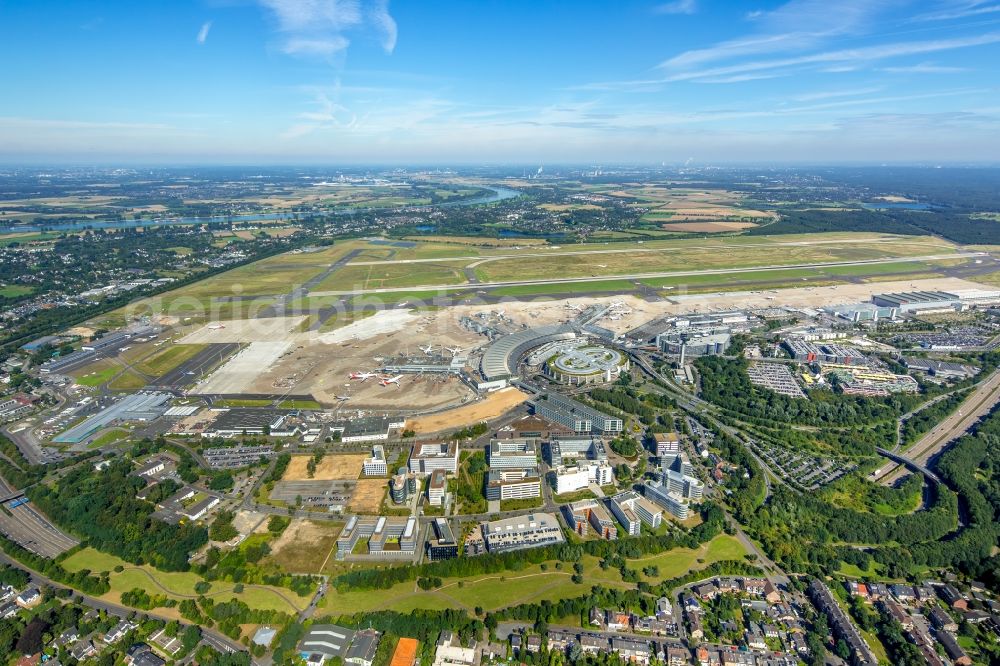 Aerial photograph Düsseldorf - Grounds of the airport - City in Dusseldorf in the federal state North Rhine-Westphalia