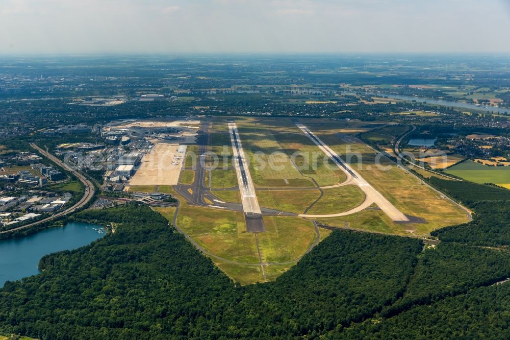 Aerial image Düsseldorf - Runway with hangar taxiways and terminals on the grounds of the airport in Duesseldorf in the state North Rhine-Westphalia