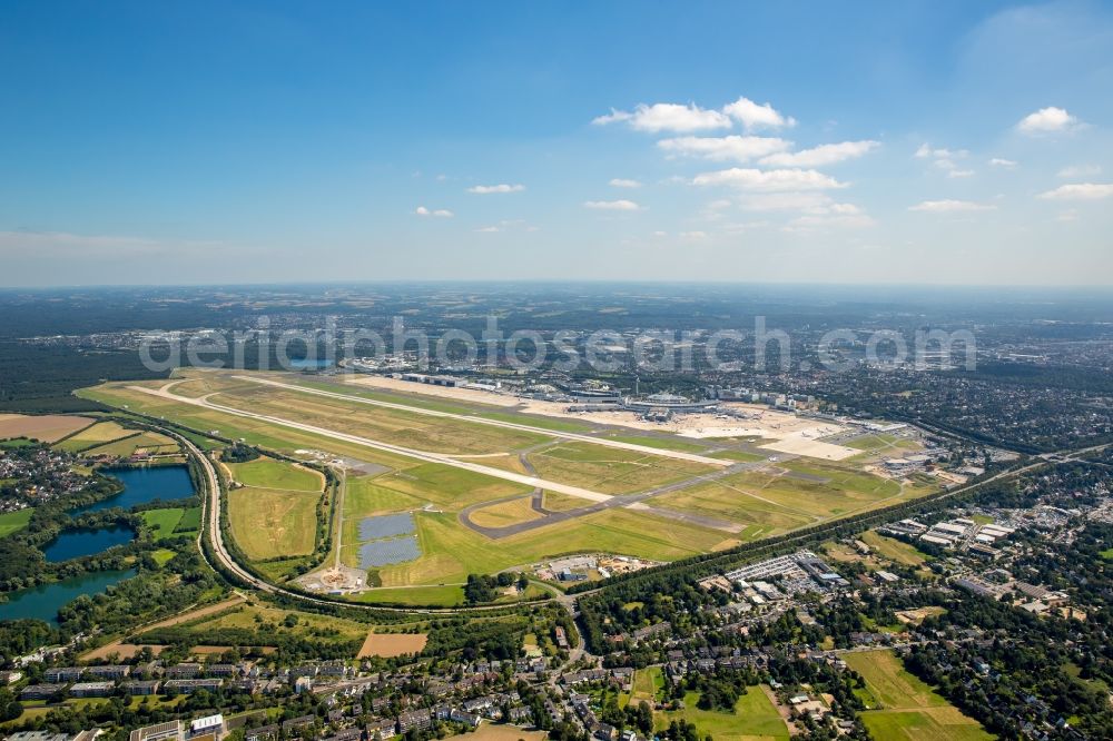 Aerial photograph Düsseldorf - Runway with hangar taxiways and terminals on the grounds of the airport in Duesseldorf at Ruhrgebiet in the state North Rhine-Westphalia