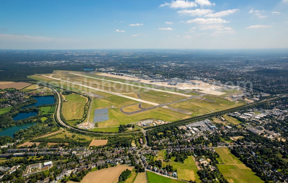 Düsseldorf from the bird's eye view: Runway with hangar taxiways and terminals on the grounds of the airport in Duesseldorf at Ruhrgebiet in the state North Rhine-Westphalia