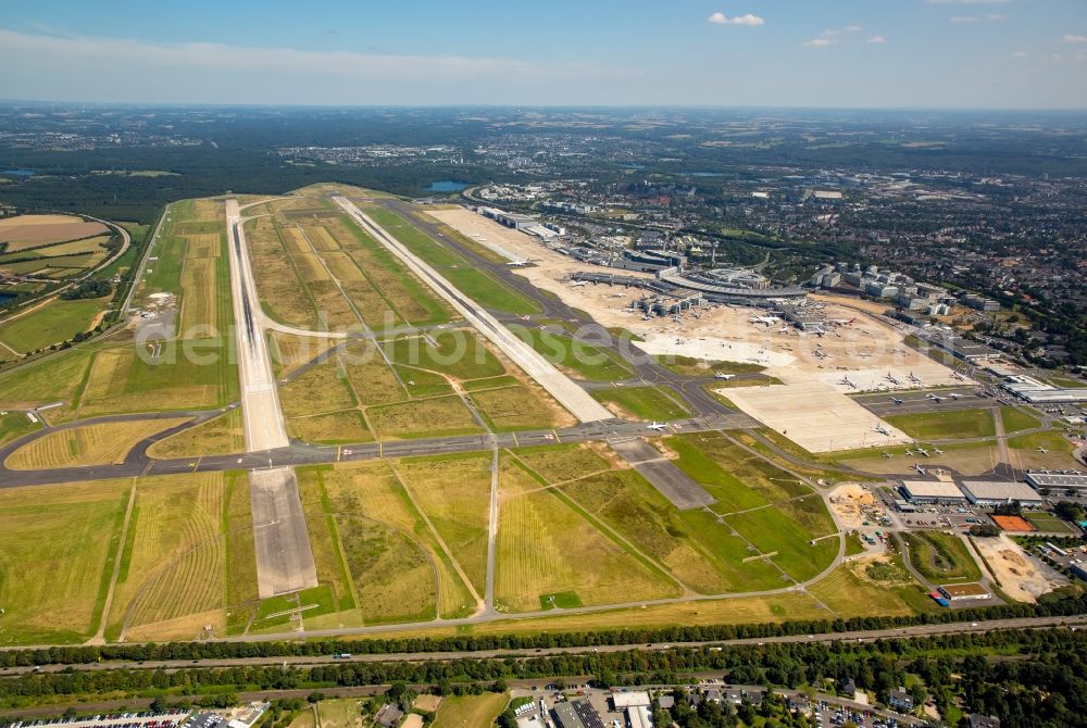 Aerial photograph Düsseldorf - Runway with hangar taxiways and terminals on the grounds of the airport in Duesseldorf at Ruhrgebiet in the state North Rhine-Westphalia