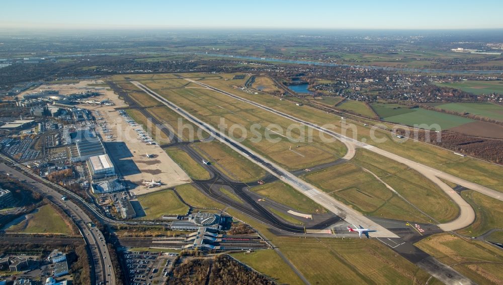 Aerial image Düsseldorf - Runway with hangar taxiways and terminals on the grounds of the airport in Duesseldorf in the state North Rhine-Westphalia