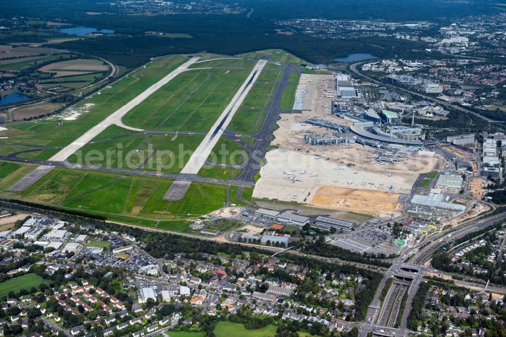 Aerial image Düsseldorf - Runway with hangar taxiways and terminals on the grounds of the airport in Duesseldorf at Ruhrgebiet in the state North Rhine-Westphalia