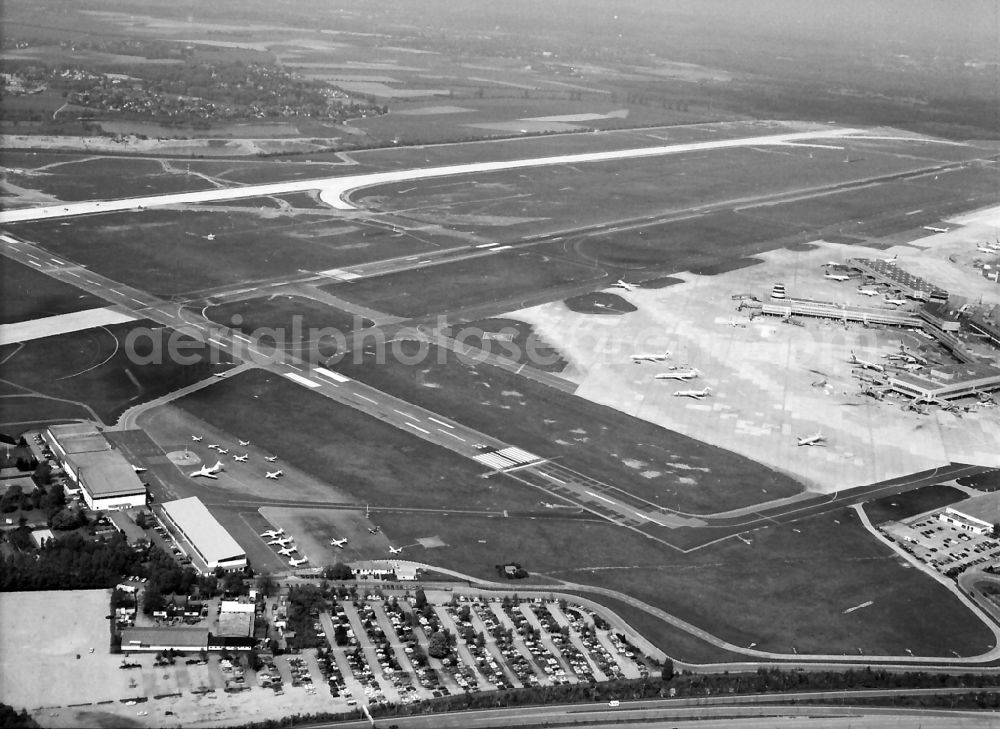 Aerial photograph Düsseldorf - Runway with hangar taxiways and terminals on the grounds of the airport in Duesseldorf in the state North Rhine-Westphalia, Germany