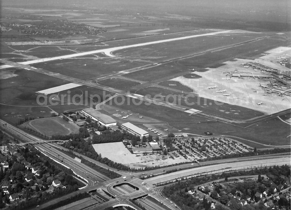 Düsseldorf from the bird's eye view: Runway with hangar taxiways and terminals on the grounds of the airport in Duesseldorf in the state North Rhine-Westphalia, Germany