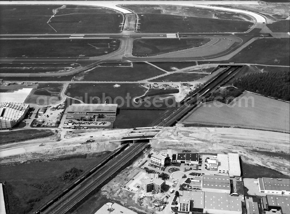 Düsseldorf from the bird's eye view: Runway with hangar taxiways and terminals on the grounds of the airport in Duesseldorf in the state North Rhine-Westphalia, Germany