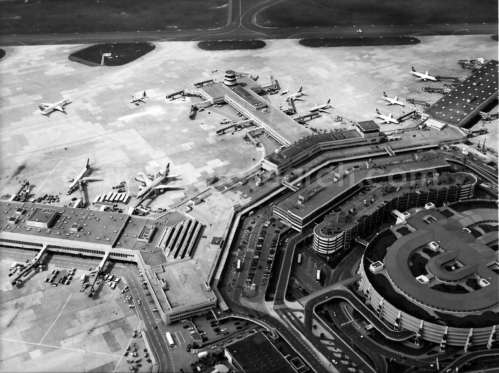 Aerial image Düsseldorf - Runway with hangar taxiways and terminals on the grounds of the airport in Duesseldorf in the state North Rhine-Westphalia, Germany