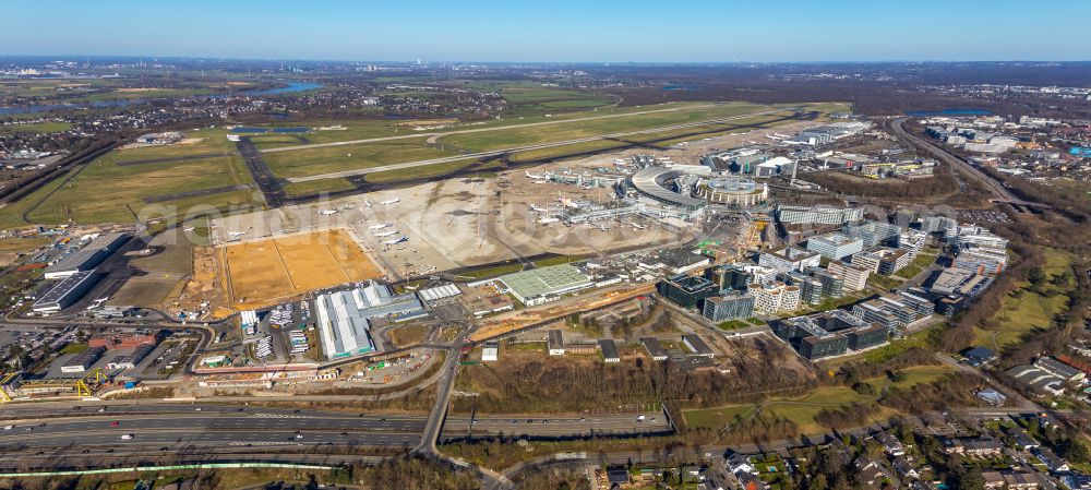 Aerial photograph Düsseldorf - Runway with hangar taxiways and terminals on the grounds of the airport in Duesseldorf at Ruhrgebiet in the state North Rhine-Westphalia, Germany