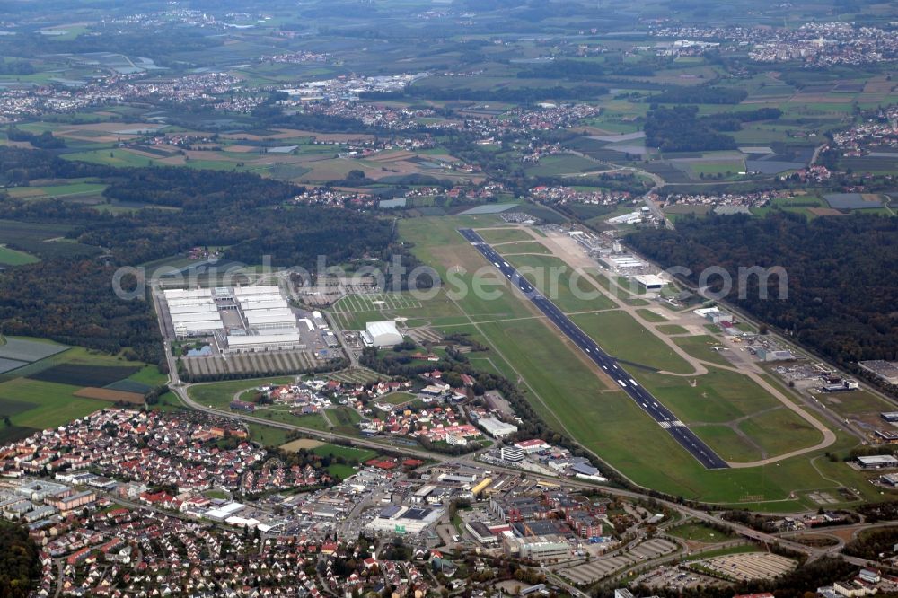 Aerial photograph Friedrichshafen - Runway with Hangars, taxiways, fair grounds, Dornier Museum and terminals on the grounds of the airport EDNY in Friedrichshafen in the state Baden-Wuerttemberg, Germany