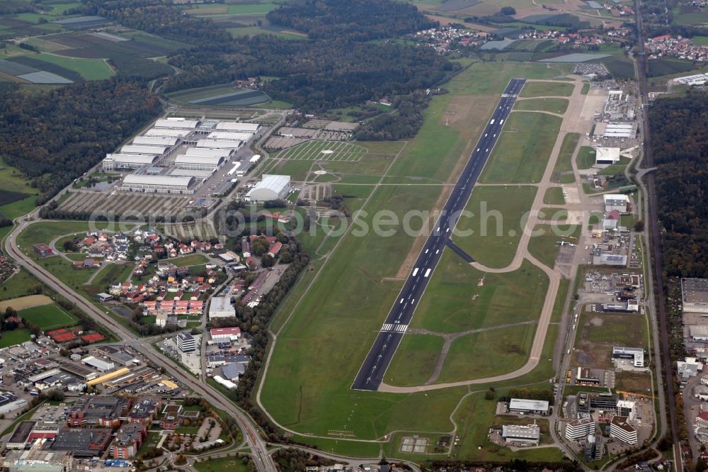 Friedrichshafen from the bird's eye view: Runway with Hangars, taxiways, fair grounds, Dornier Museum and terminals on the grounds of the airport EDNY in Friedrichshafen in the state Baden-Wuerttemberg, Germany