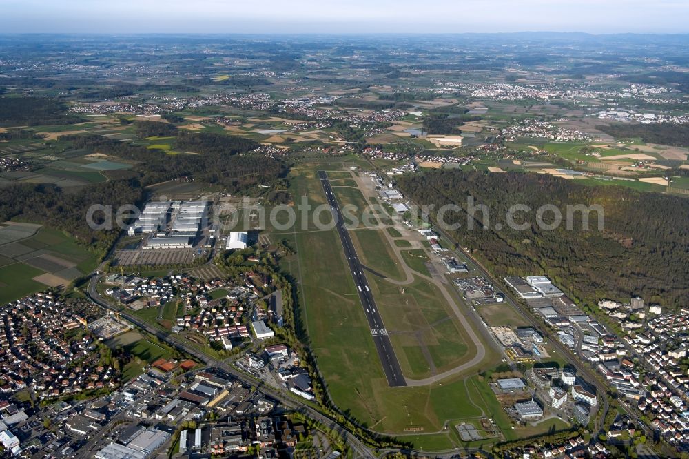 Friedrichshafen from the bird's eye view: Runway with Hangars, taxiways, fair grounds, Dornier Museum and terminals on the grounds of the airport EDNY in Friedrichshafen in the state Baden-Wuerttemberg, Germany