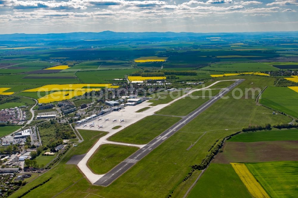 Aerial image Erfurt - runway with hangar taxiways and terminals on the grounds of the airport in the district Bindersleben in Erfurt in the state Thuringia, Germany