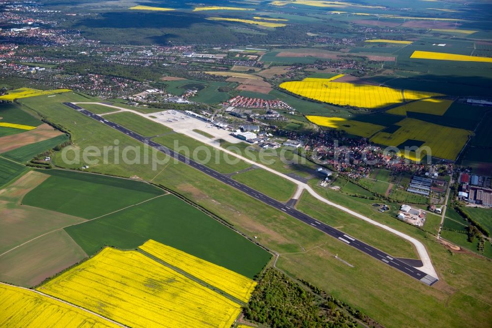 Aerial photograph Erfurt - runway with hangar taxiways and terminals on the grounds of the airport in the district Bindersleben in Erfurt in the state Thuringia, Germany