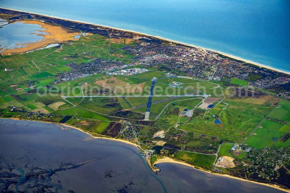 Sylt from the bird's eye view: Runway with hangar taxiways and terminals on the grounds of the airport Flughafen Sylt GmbH in Sylt on the island of Sylt in the state Schleswig-Holstein, Germany