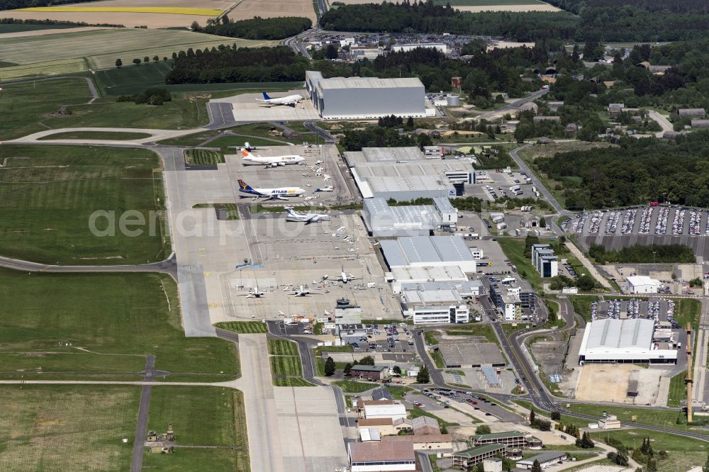 Lautzenhausen from above - Runway with hangar taxiways and terminals on the grounds of the airport Frankfurt-Hahn in Lautzenhausen in the state Rhineland-Palatinate, Germany