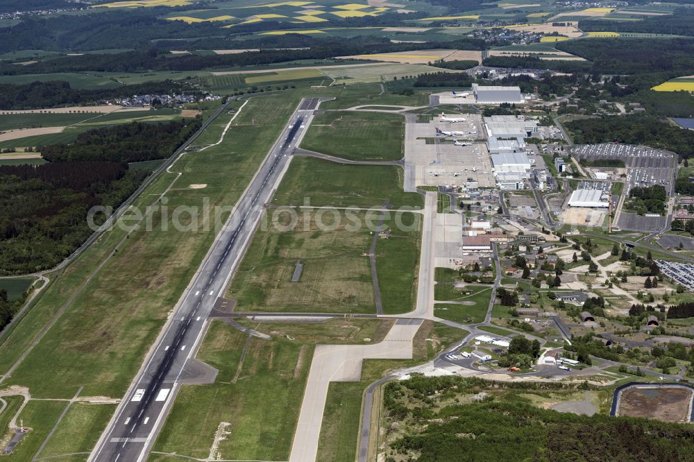 Lautzenhausen from the bird's eye view: Runway with hangar taxiways and terminals on the grounds of the airport Frankfurt-Hahn in Lautzenhausen in the state Rhineland-Palatinate, Germany