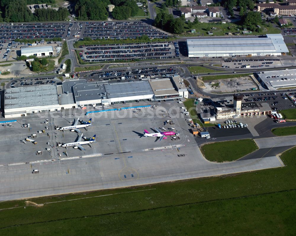 Aerial image Lautzenhausen - Runway with hangar taxiways and terminals on the grounds of the airport Frankfurt-Hahn in Lautzenhausen in the state Rhineland-Palatinate, Germany