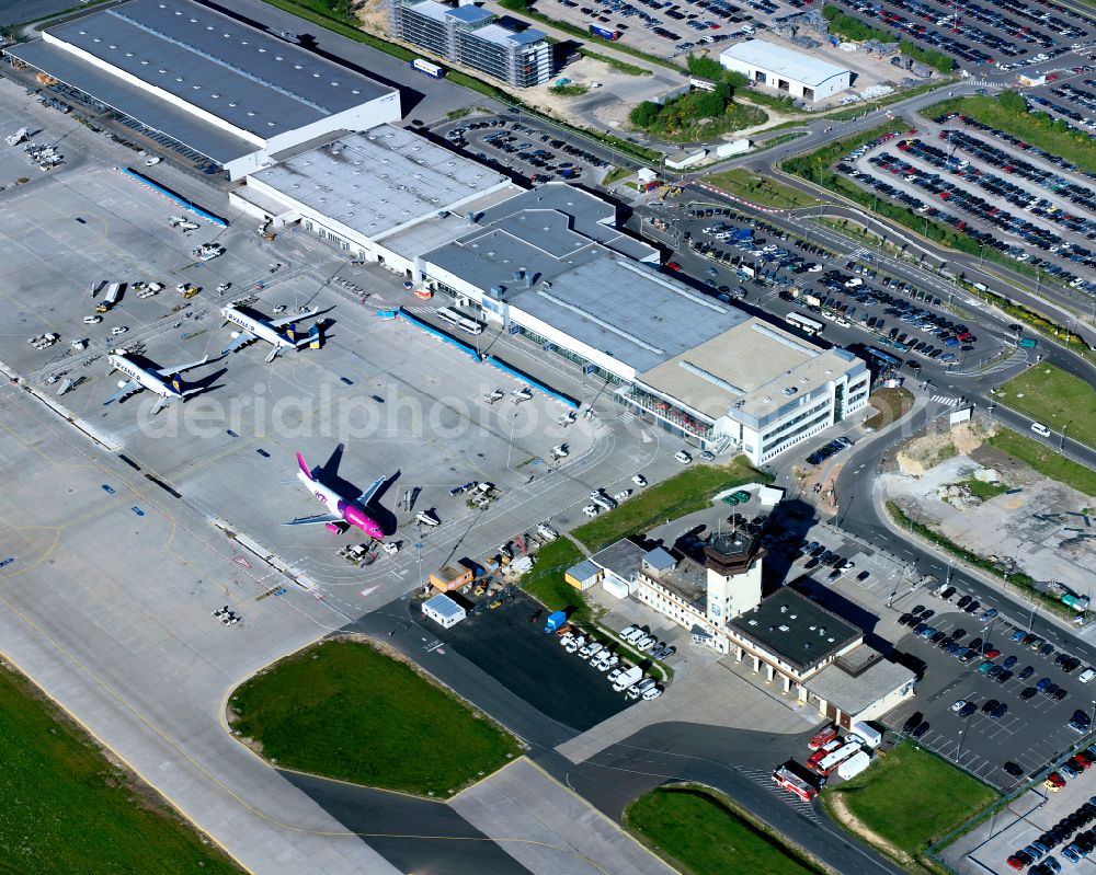 Lautzenhausen from the bird's eye view: Runway with hangar taxiways and terminals on the grounds of the airport Frankfurt-Hahn in Lautzenhausen in the state Rhineland-Palatinate, Germany