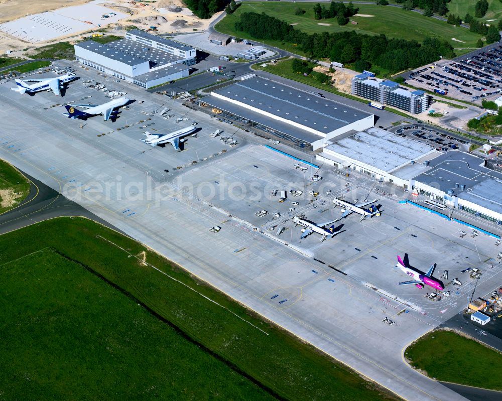 Aerial image Lautzenhausen - Runway with hangar taxiways and terminals on the grounds of the airport Frankfurt-Hahn in Lautzenhausen in the state Rhineland-Palatinate, Germany