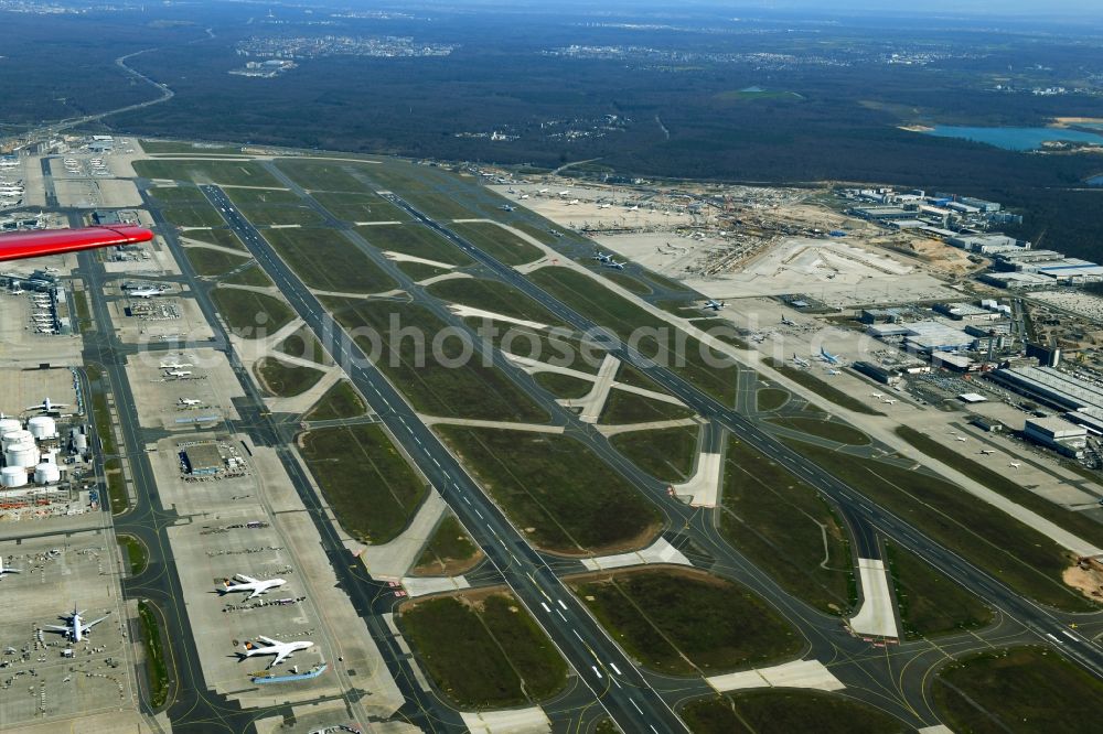 Frankfurt am Main from the bird's eye view: Runway with hangar taxiways and terminals on the grounds of the airport in Frankfurt in the state Hesse, Germany