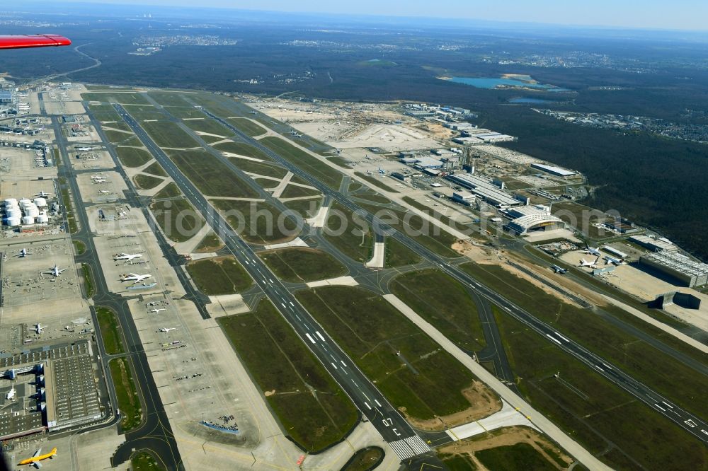 Aerial photograph Frankfurt am Main - Runway with hangar taxiways and terminals on the grounds of the airport in Frankfurt in the state Hesse, Germany