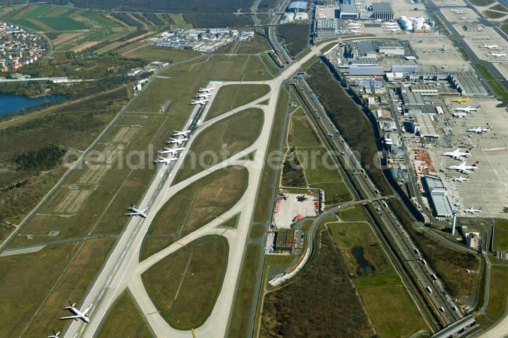 Frankfurt am Main from the bird's eye view: Runway with hangar taxiways and terminals on the grounds of the airport in Frankfurt in the state Hesse, Germany