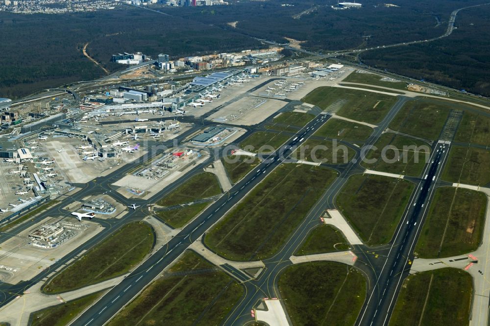 Aerial photograph Frankfurt am Main - Runway with hangar taxiways and terminals on the grounds of the airport in Frankfurt in the state Hesse, Germany