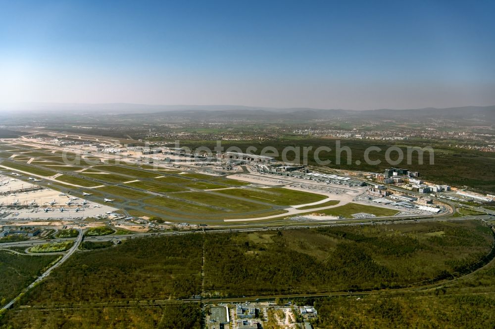 Aerial photograph Frankfurt am Main - Runway with hangar taxiways and terminals on the grounds of the airport in Frankfurt in the state Hesse, Germany