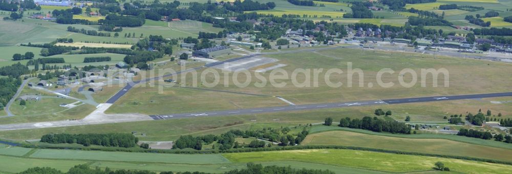 Aerial photograph Gütersloh - Runway with hangar taxiways and terminals on the grounds of the airport in Guetersloh in the state North Rhine-Westphalia